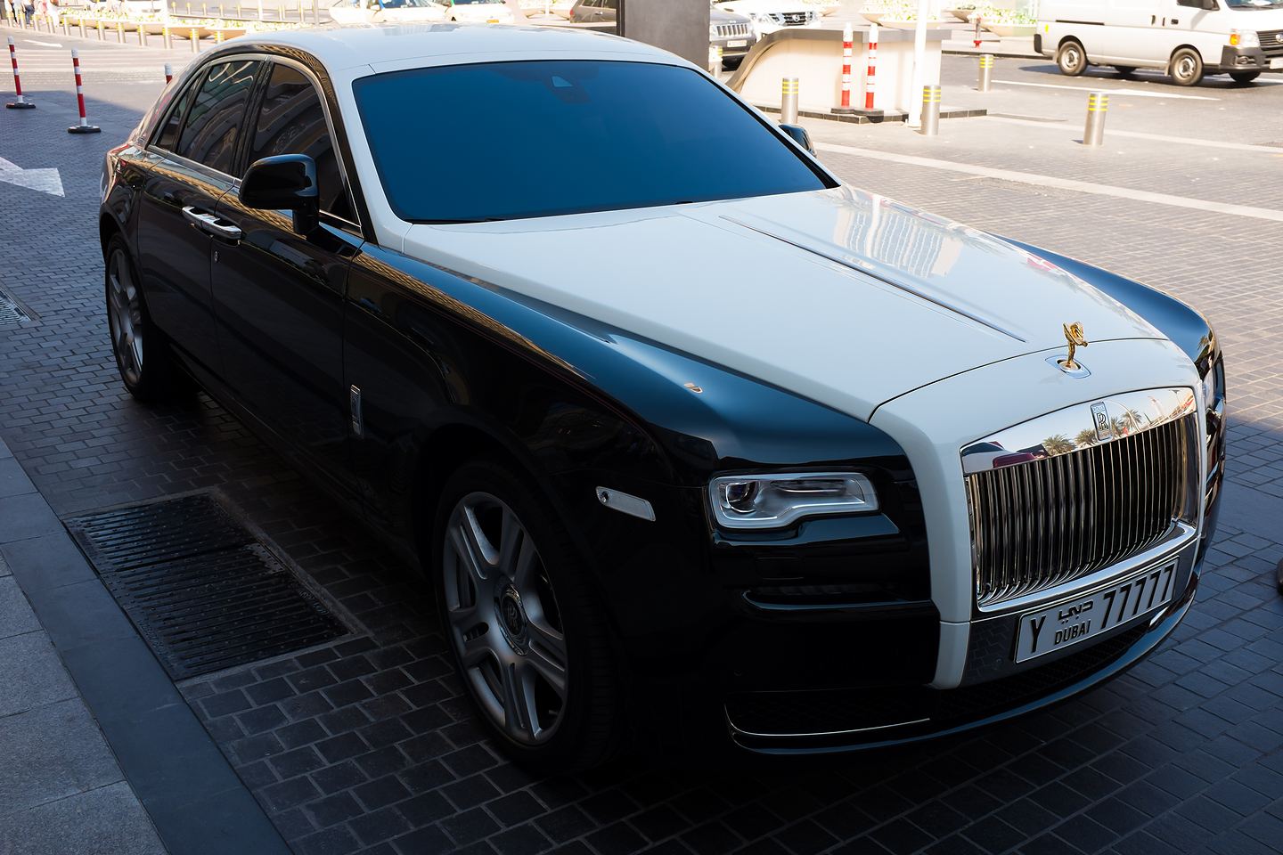 Rolls Royce zaparkowany przed wejściem do Dubai Mall (Emiraty Arabskie)